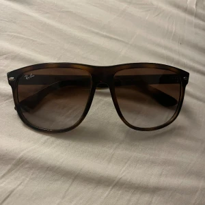 Ray-ban boyfriends - Mycket bra skicka, inte använda. Pris kan diskuteras vid snabb affär
