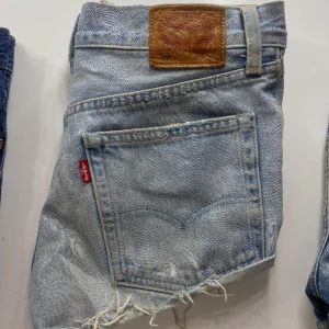 Levis shorts - Storlek 24, jättefina levis shorts som passar till allt! Mina favoriter som tyvärr är försmå. 🫶🏽 GRATIS FRAKT