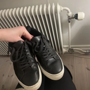 Sneakers  - Sneakers från vagabond i åkt skin. Nypris 1299kr