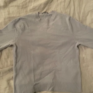 Kashmir tröja 🩷 - Jättesöt långärmad kashmirtröja från Uniqlo 💘 Säljer då den är för liten på mig  Pris kan diskuteras 💖