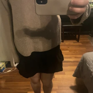 Volangkjol - Fin Volangkjol som även kan användas som topp. Säljer eftersom den inte kommer till användning. Den är i XXS men skulle säga att den är i storlek Xs eller S.