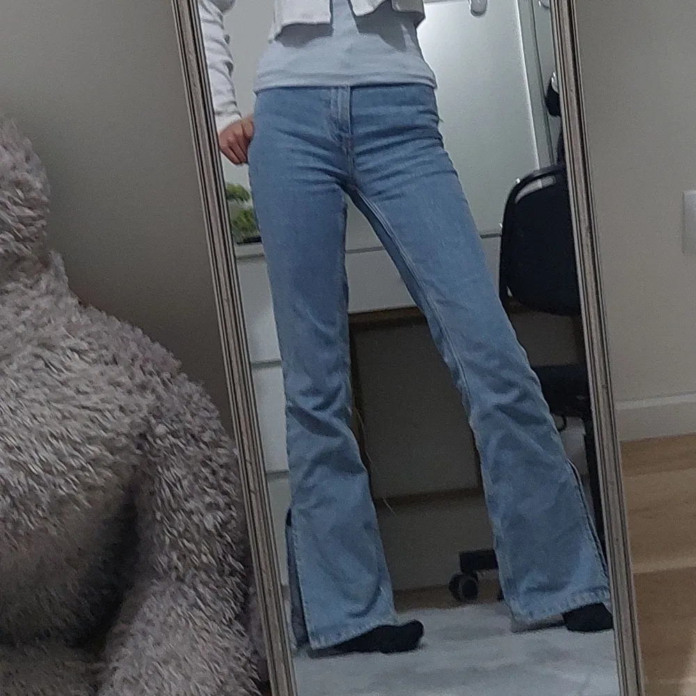 Jeans med slits. Från CW köpt för 700kr. Super snygga. Perfekt längd på mig som är 165.. Jeans & Byxor.