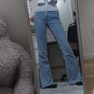 Jeans med slits. Från CW köpt för 700kr. Super snygga. Perfekt längd på mig som är 165.