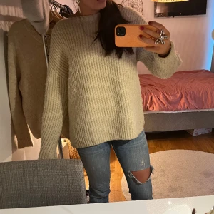 Beige stickad tröja - Säljer denna superfina beiga stickade tröjan🙏🏼🐆