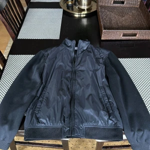  Vårjacka från Sara -  Storlek M Använd en gång. Väldigt lätt och skön jacka att ha på våren