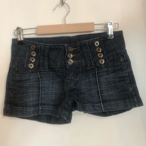 Lågmidjade jeansshorts  - Såå fina lowwaist jeansshorts från märket D.F.D Jeans som tyvärr är för små för mig 🤍 Storlek: 6 Midjemått: 68, Passar XS eller XXS 🤍 Skriv ifall du har frågor!