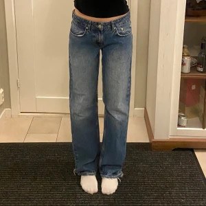 low waist mom jeans - har sprättat upp jeansen längst ner för ville att dem skulle bli lite längre! annars inga defekter och i toppen skick :)  midjemått 38 cm, innerbenslängd 80 cm