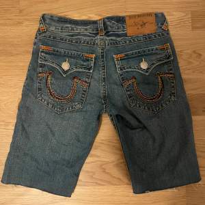 Säljer dessa true religion shortsen i storlek 30 pga för stora, kontakta innan köp!