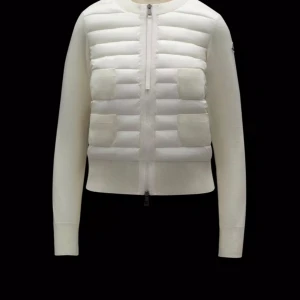 MONCLER PADDED WOOL CARDIGAN - Moncler cardigan i vit i storlek S, såklart äkta och i perfekt skick utan defekter, använt fåtal gånger. Jag har qr kod som jag kan skicka privat, köpt för 8520kr, om ni har fler frågor eller vill ha fler bilder är de bara att skriva ❤️