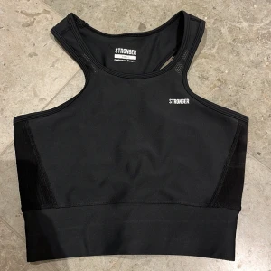 Sporttopp stronger - Använd men inte sliten, strl S.