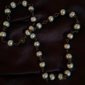 fint vintage pärlhalsband 🤍 - jättefint pärlhalsband, ~48cm långt!