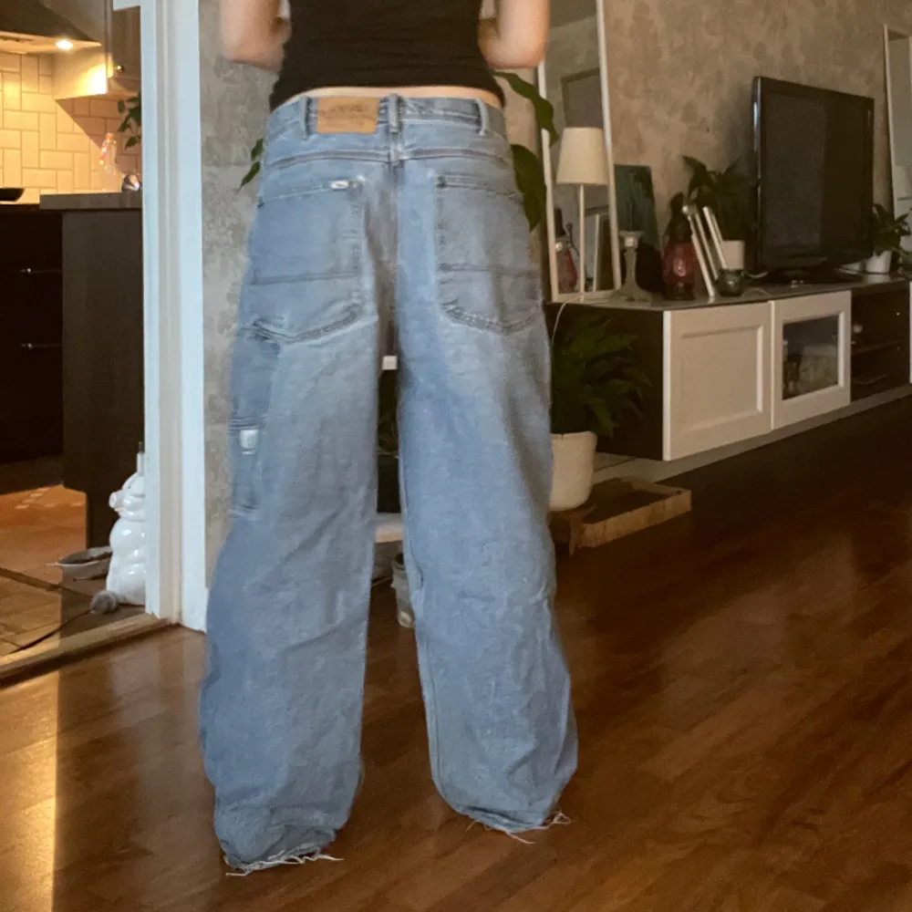 Lee/weekday jeans jätte fina. Lite slitningar längst ner då de är lite långa för mig som är 170. Säljs inte längre. W: 28 L:33. Jeans & Byxor.