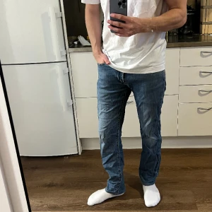 Levis 514 - Grymt snygga Levis 514, raka i modellen men inte lika breda som 501.