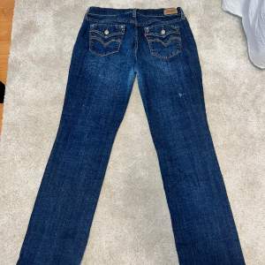 mid waist vintage jeans med sjuk coola fickor som inte använd så mycket längre. Ganska raka i passformen, osäker på storleken men runt 36/38