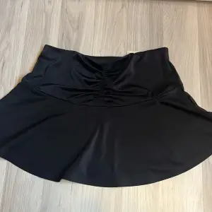 Svart stretchig kjol från hm, hittar ingen storlek men skulle gissa på smal❤️