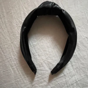 Diadem - Diadem med knut i läder liknande material💕