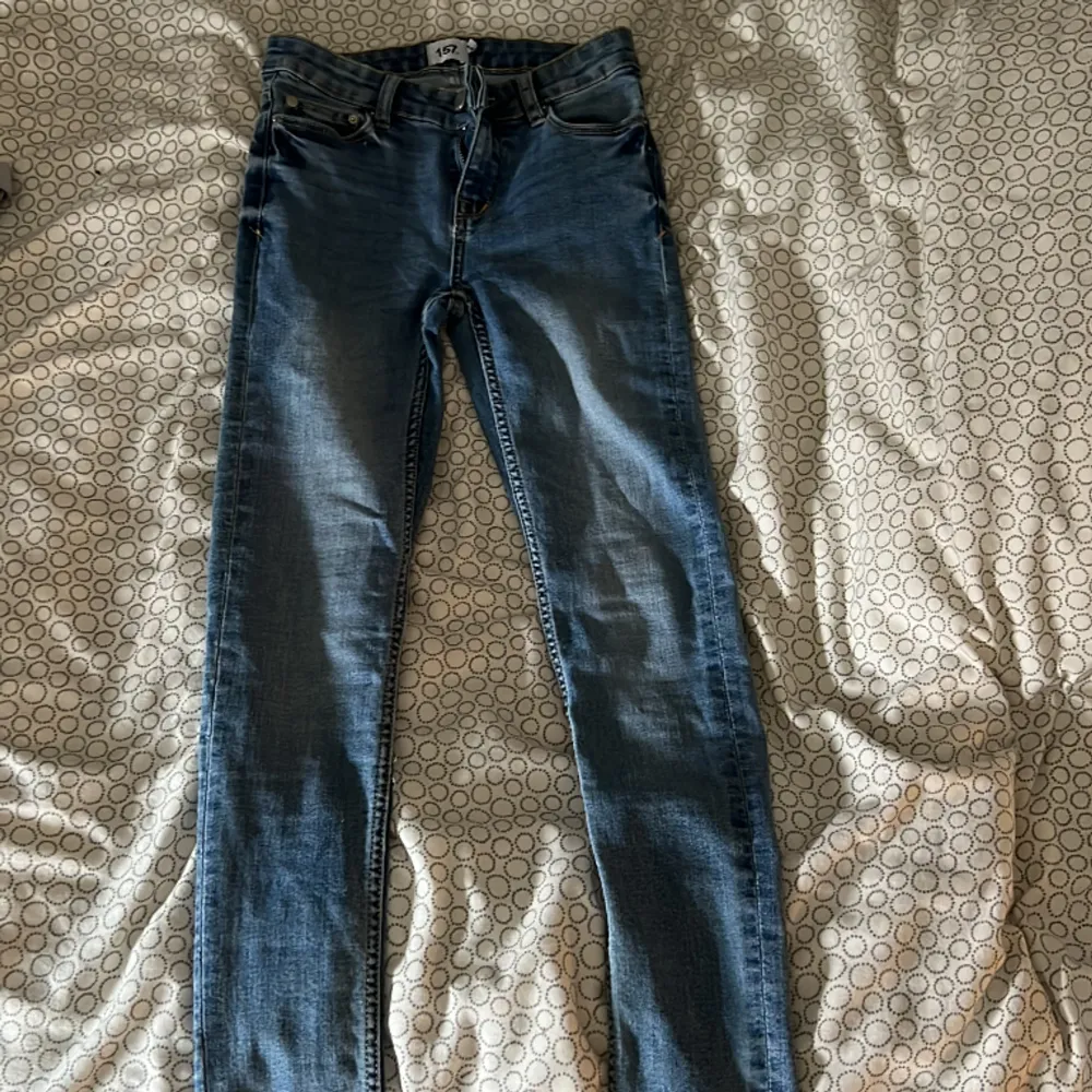 jätte fina jeans använt typ två gånger då jag gått ner lite i vikt . Jeans & Byxor.
