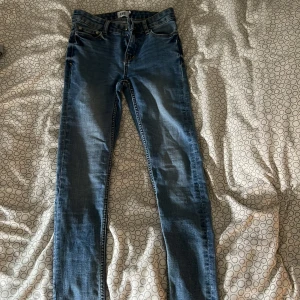 jeans  - jätte fina jeans använt typ två gånger då jag gått ner lite i vikt 