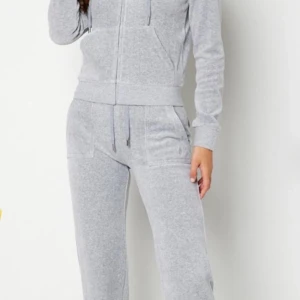 Juicy dress grå M - Säljer denna gråa juicy dress i storlek M passar nog en L oxå.  