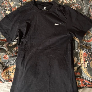 Nike T-shirt - Storlek xs. Den passar som slim fit. Köpt för ett år sedan. Inte använd så mycket. Bra skick 