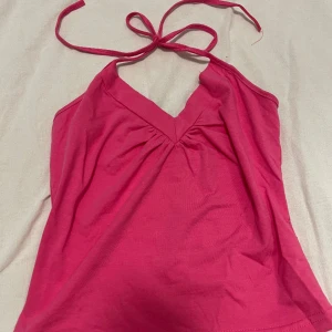 Somrig topp - Denna toppen från SHEIN som det inte står någon storlek på. Skulle säga att den är XS! Väldigt fin och har lite en ”öppen rygg”! Skriv om ni vill se mer bilder på den💗💗