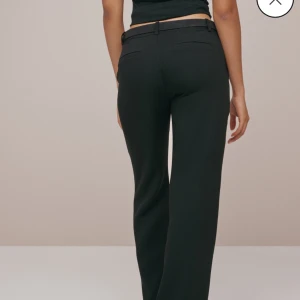 Lågmidjade kostymbyxor  - Säljer dessa lågmidjade kostymbyxor från Nelly då jag råkade köpa två par💗 använda en gång, nypris 499