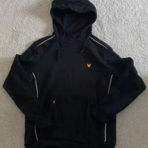 Hoodie från Lyle & Scott i storlek M Hoodien har inga skador och är i fint skick.