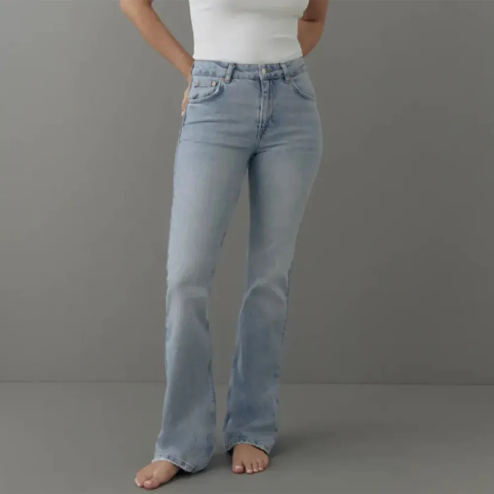 Jeans ifrån Gina Tricot, de har inga märken eller skador! Är i väldigt bra skick. Säljs då de inte kommer till användning längre❤️. Jeans & Byxor.