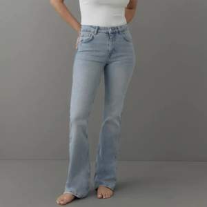 Jeans ifrån Gina Tricot, de har inga märken eller skador! Är i väldigt bra skick. Säljs då de inte kommer till användning längre❤️