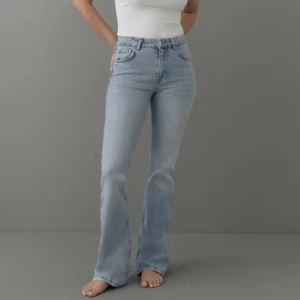 Flare jeans - Jeans ifrån Gina Tricot, de har inga märken eller skador! Är i väldigt bra skick. Säljs då de inte kommer till användning längre❤️