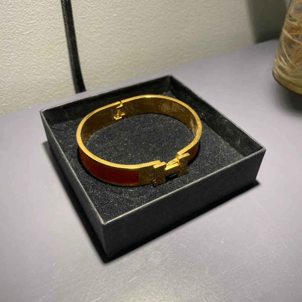 Ett Hermes armband i färgerna guld och orange. Är använt men väldigt försiktigt. Så den är som ny. Säljer för att jag inte använder det längre.  Skriv för frågor och funderingar!. Accessoarer.