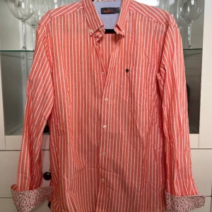 Morris skjorta - Säljer nu en riktigt fet Morris skjorta! En extremt snygg färg som passar sommaren prefekt! Storlek 42 så passar dom som har L. Bara att höra av sig vid frågor!