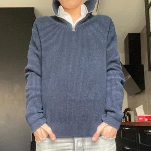 Half zip hoddie  - Säljer en Mörkblå Half zip Tröja från East West Bra kvalite använd några gånger bra skick 9/10 Storlek M  Hör av dig om du har några frågor eller funderingar!