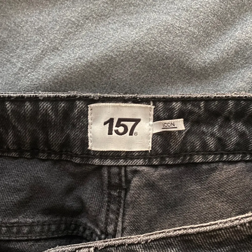 Säljer dessa lågmidjade pösiga/bootcut jeans, använda 2 gånger och är i jätte bra skick❤️Passar till allt! Normala i storleken och väldigt sköna. Nypris 400kr. Skicka medelande vid frågor💖 . Jeans & Byxor.