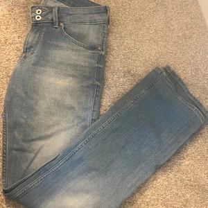 Lee jeans bootcut  - Snygga ljusblå lee jeans. Lite defekter. Men sitter så snyggt. Säljer för att dem ej kommer till användning längre!!
