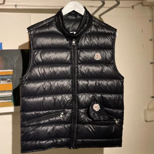Moncler Väst (Gui Down Vest) - Mycket bra skick. Medföljande ”travelbag” och extraknappar. 
