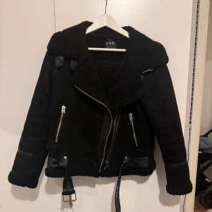 Jacka - Jacka ifrån zara, finns tecken på att den är använd men ser som ny. Köpte den för 700 kr som nypris och är storlek M + spårbarsfrakt 