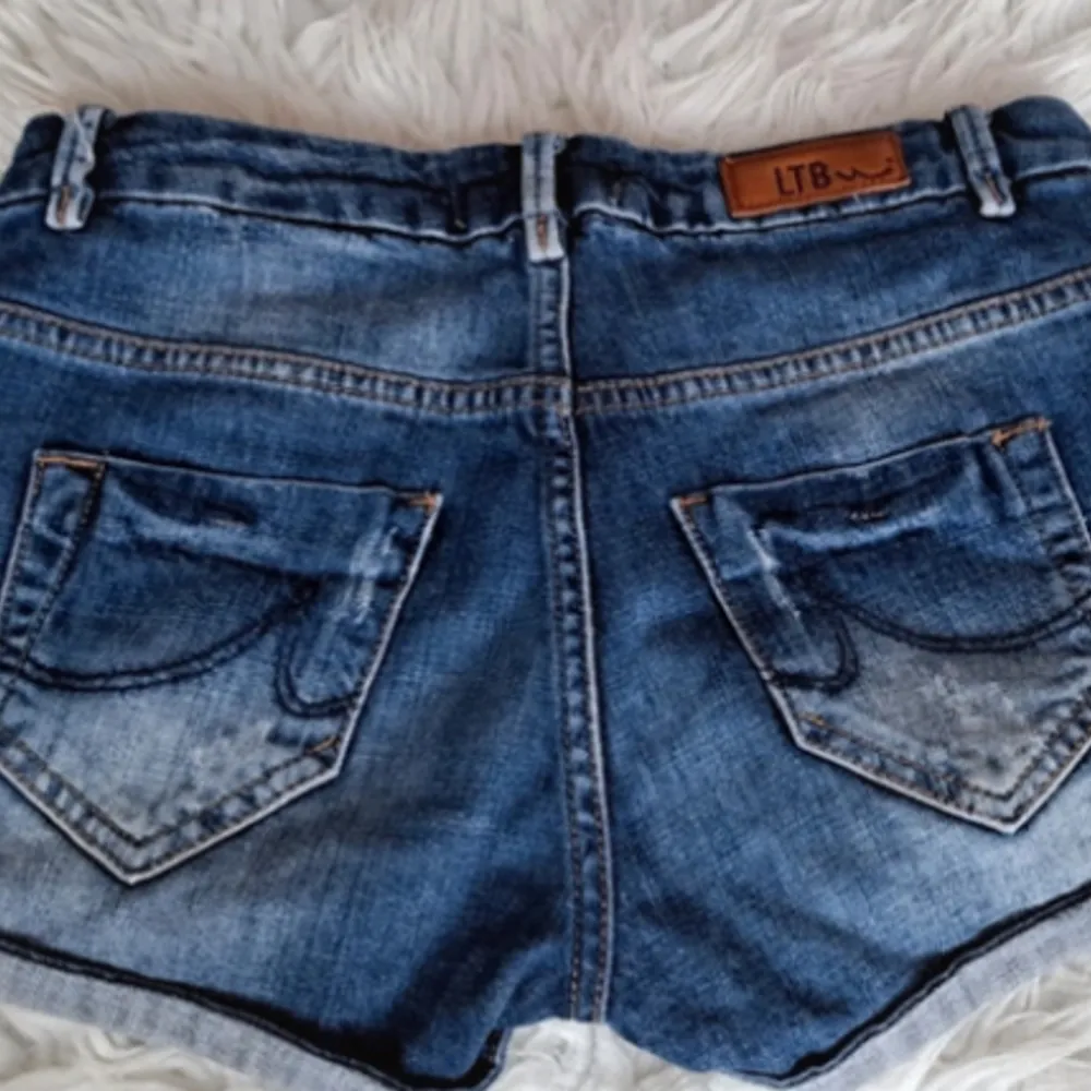 Säljer dessa jeans shortsen från LTB då dem tyvärr är lite för små för mig. Passar storlek S/34/36. Supersnygga och lågmidjade☀️🌺(första bilden är lånad). Shorts.