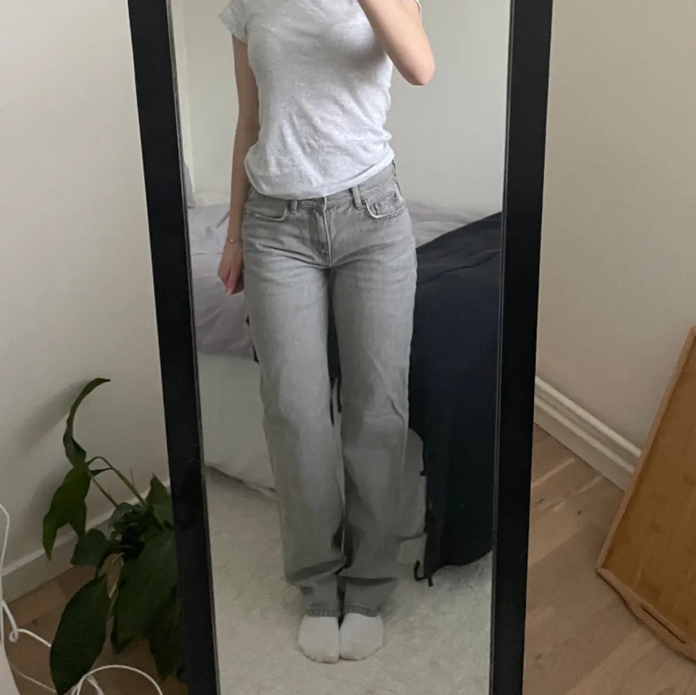 Gråa jeans från Ginatricot. De är lite högre i midjan och har en rak passform. En perfekt grå färg nu för våren!💞. Jeans & Byxor.