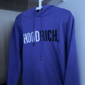 Hoodrich hoodie som knappt är använd. Finns inga fel på den ✅Finns matchande byxor