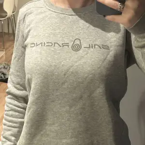 Grå sail racing crewneck i nyckick! Storlek S men passar på mig som vanligtvis har XS. Inga slitningar eller hål. Den är fortfarande mjuk på insidan som ny och har inga fläckar💞