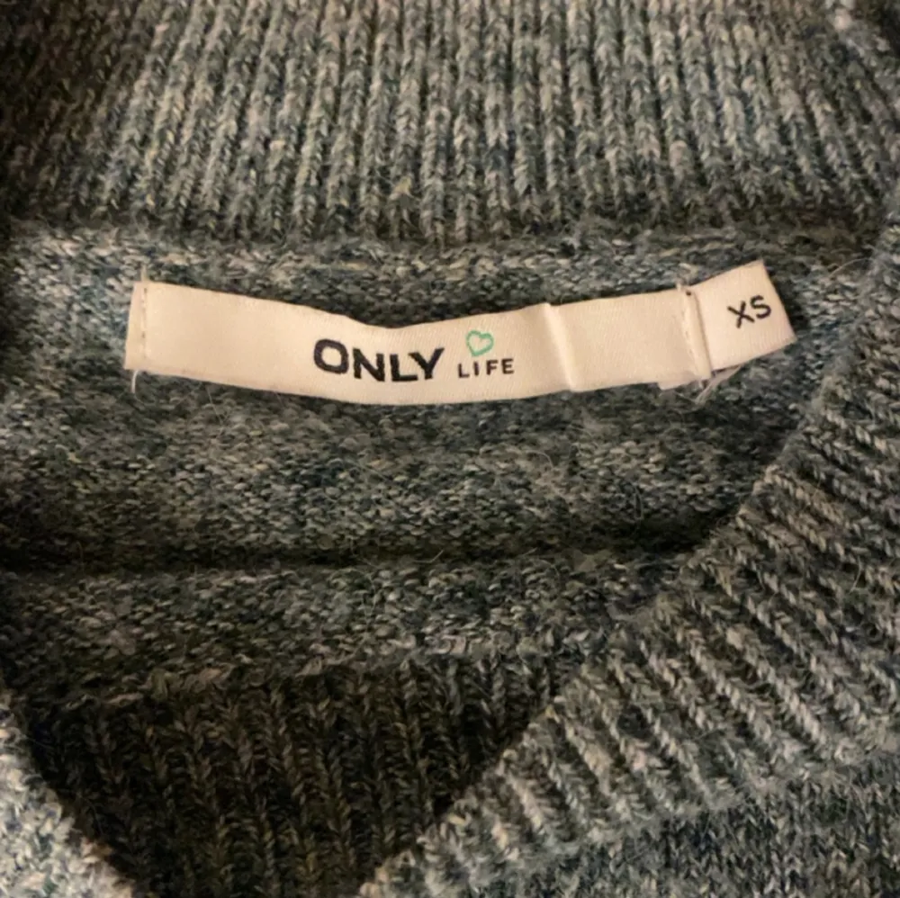 Detta är min Only tröja som jag inte använder pga inte min stil längre. Bra skick, använd 2-3 gånger. Grön/blå. Stickat.