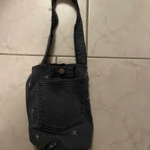 Handväska egensydd jeans  - Egensydd, använd 1 gång. Jeans med stärn-detaljer. 