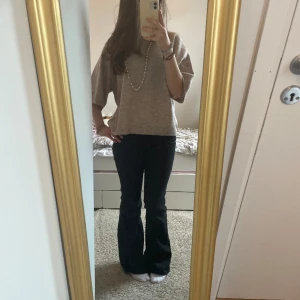 Snygga low waist jeans  - Snygga Lågmidjade jeans med två knappar och fina bakfickor