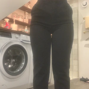 Kostymbyxor  - Ett par svarta straight leg kostymbyxor. Snygga byxor att ha på jobbet eller ett festtillfälle. Storlek 32 passar bra på mig som är 158cm lång och vanligtvis har 34. Inga slitningar eller hål. Man kan pruta💞