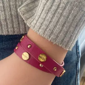 Lila armband från Isadora med gulddetaljer