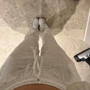 Linnebyxor - Skitsnygga linnebyxor från design by si till sommaren. Storlek XS/S short längd. Är 156 och de går under fötterna på mig. Super bra skick då de är helt oanvända 🥰🫶🏼