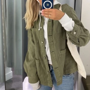 Grön jeansjacka  - Säljer nu min så fina jeansjacka från hm, inga defekter eller liknade! Perfekt nu till våren🩷