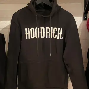 Säljer min Hoodrich hoodie som är använd ett fåtal gånger  Strl S Skriv om det finns några funderingar!!