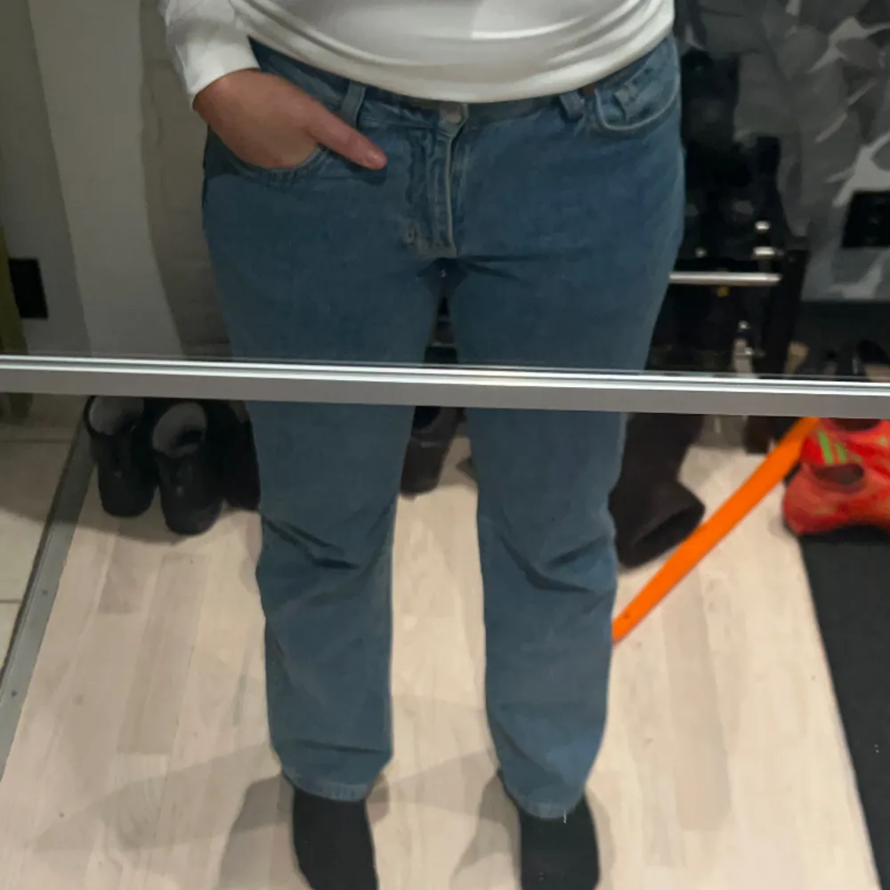 Low Straight Jeans- i size 28/ motsvarande EU 38. Passar mig som är 175cm. Riktigt skick och fin färg. Säljer då de inte kommer till användning längre💘 . Jeans & Byxor.